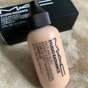 Mac Cosmetics Studio Face & Body Radiance Foundation N3 BNIB